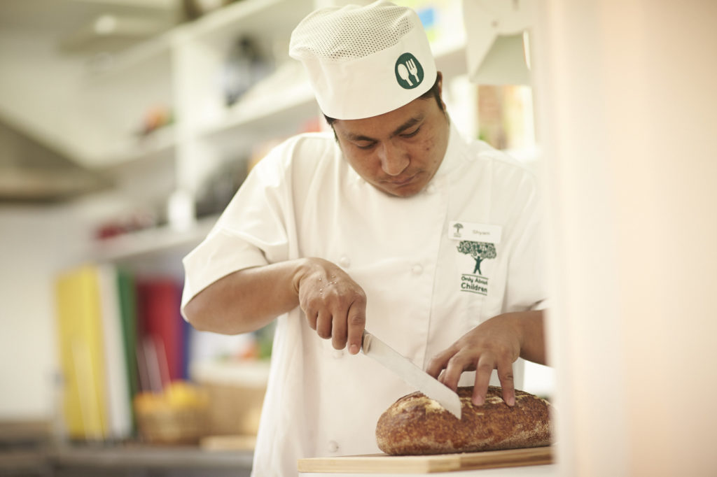 Cook slicing loaf of fresh bread